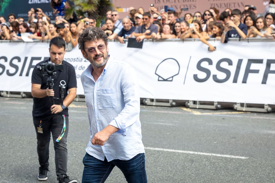 El actor Manolo Solo a su llegada este sábado al hotel que aloja a los invitados del 72 Festival Internacional de Cine de San Sebastián. EFE/Javier Etxezarreta