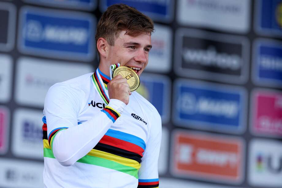 Remco Evenepoel de Bélgica celebra ganar la contrarreloj individual masculina en Stirling durante el Campeonato Mundial de Ciclismo UCI en Escocia el 11 de agosto de 2023. Remco Evenepoel de Bélgica ganó el oro, Filippo Ganna de Italia ganó la plata y Joshua Tarling de Gran Bretaña ganó el bronce.