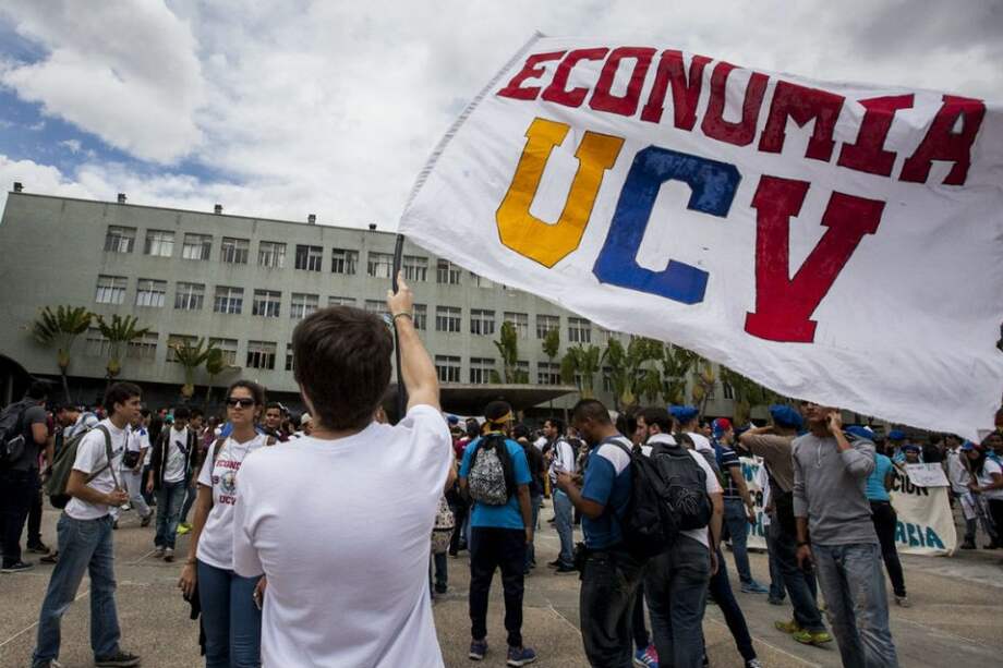 Imagen tomada en protestas del mes de mayo en Venezuela cuando un grupo de estudiantes y profesores universitarios manifestaron para pedir aumento de salario / Archivo EFE