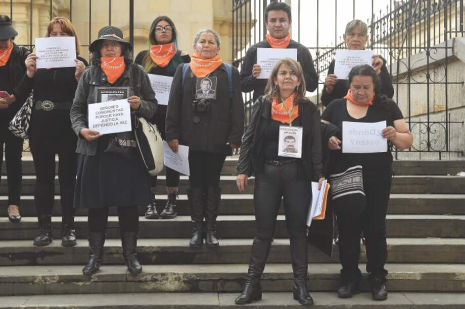 Mujeres víctimas de crímenes de agentes del Estado se hicieron presentes ayer frente al Capitolio Nacional. / Gustavo Torrijos