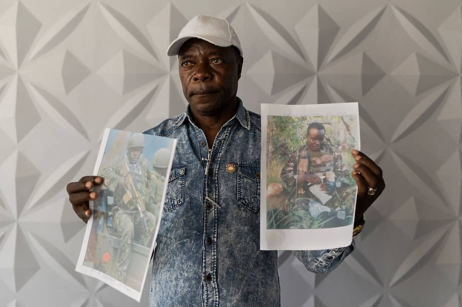Charles Ojiambo Mutoka, de 72 años, posa con retratos de su hijo Oscar, quien se enteró de que fue asesinado en agosto en la guerra en Ucrania.