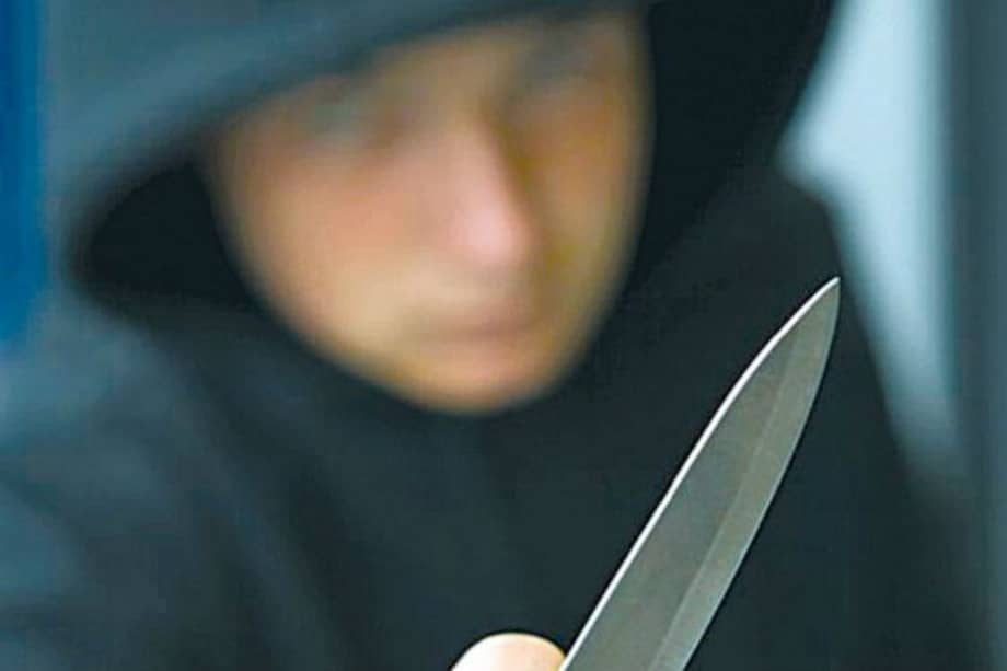 A la mujer le propinaron una herida con arma blanca en el abdomen. / Archivo