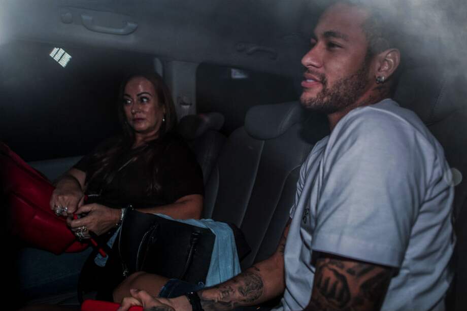 Neymar llega al hospital en Belo Horizonte / AFP