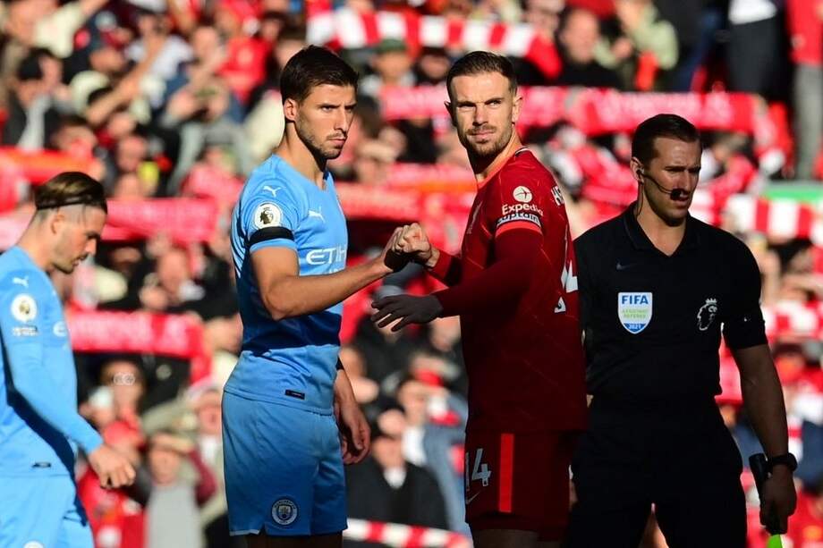 Ruben Dias y Jordan Henderson se dan la mano en pleno duelo.