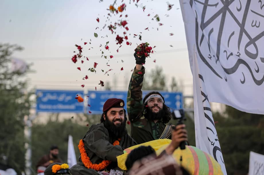 Simpatizantes del gobierno talibán se manifiestan como parte de las celebraciones del quinto aniversario de la toma del poder en Afganistán por parte de los talibanes.