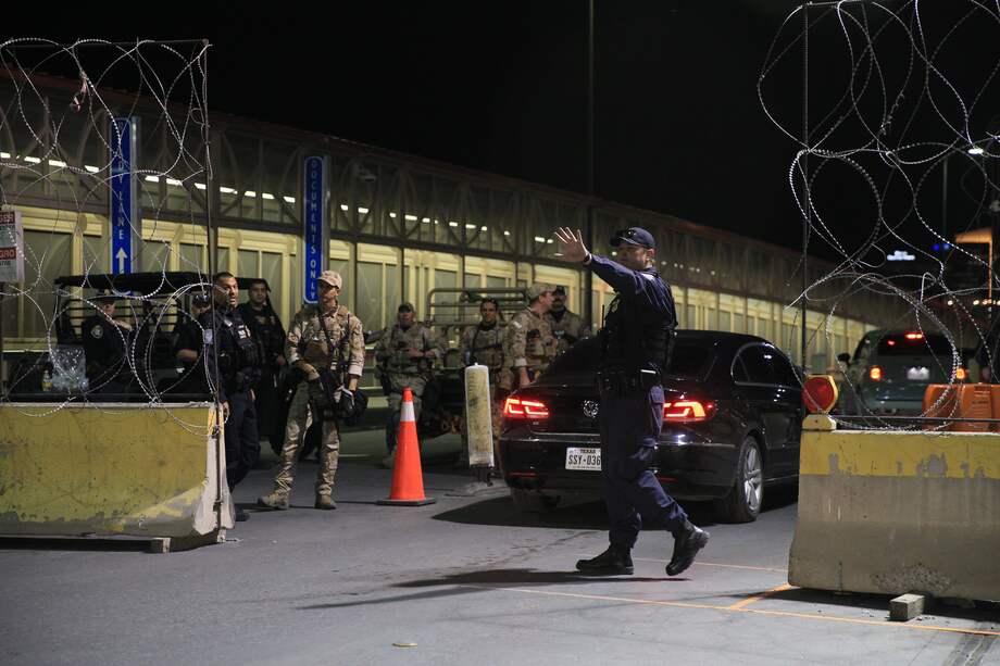 Fotografía que muestra un dispositivo de seguridad en el puente Internacional Paso del Norte entre Ciudad Juárez y El Paso.