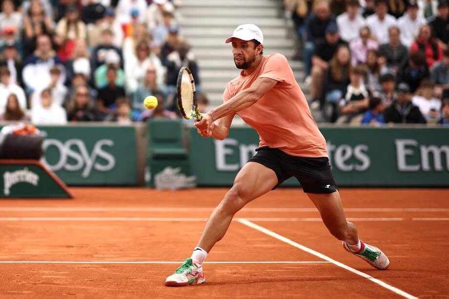 El colombiano Daniel Elahi Galán en acción durante la segunda la ronda de Roland Garros 2025.