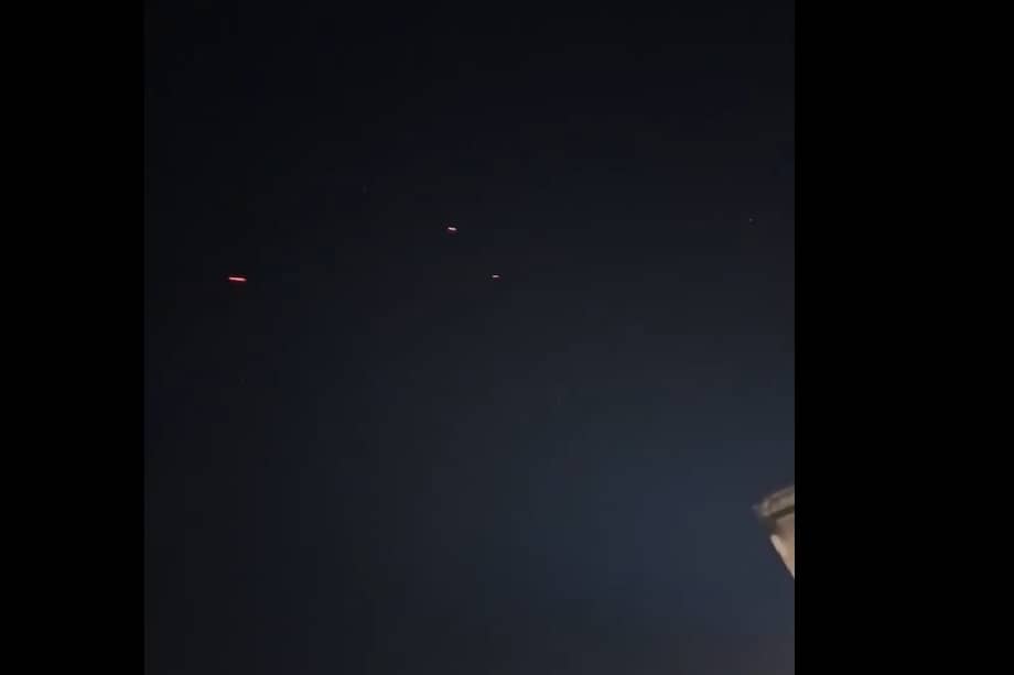 Versiones no confirmadas de usuarios de redes sociales daban cuenta de la posible presencia de drones en las inmediaciones de la sede presidencial.