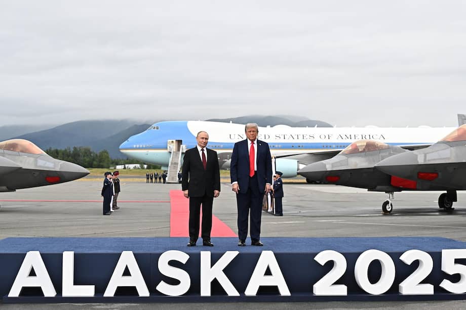 El presidente de Estados Unidos, Donald Trump (d), y el presidente de Rusia, Vladímir Putin, posan en una tarima en la pista tras su llegada para asistir a una reunión en la Base Conjunta Elmendorf-Richardson, en Anchorage, Alaska, EE. UU., el 15 de agosto de 2025.