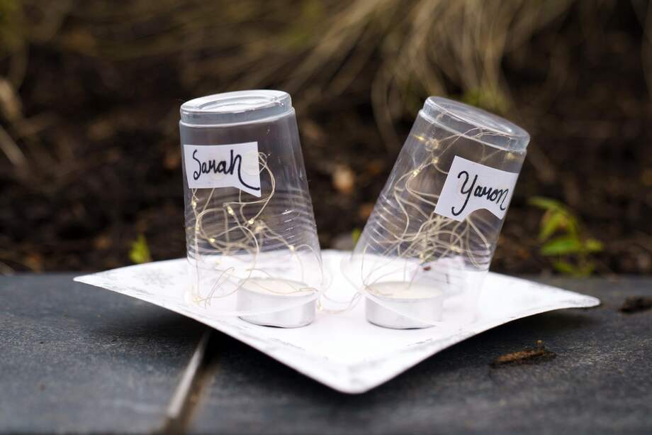 Se dejan homenajes en el lugar donde dos personas fueron asesinadas a tiros cerca del Museo Judío Capital en Washington.