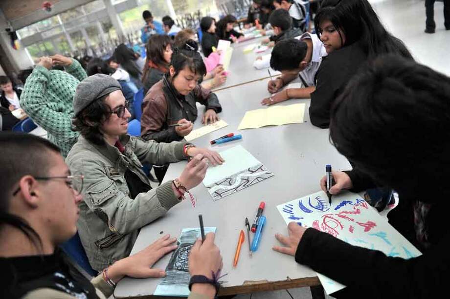 En la localidad de Ciudad Bolívar, el colectivo Caminos de Paz hace talleres con víctimas del desplazamiento como parte del proyecto de memoria histórica. / Luis Ángel