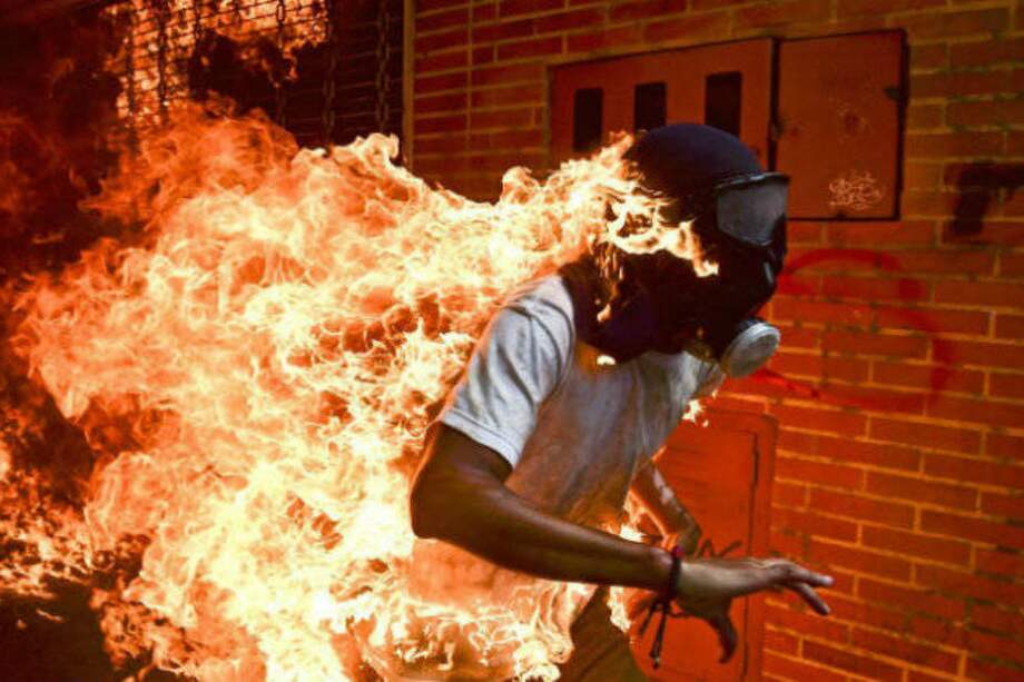 La foto que muestra a José Víctor Salazar Balza corriendo en llamas durante una protesta contra el gobierno de Nicolás Maduro en Venezuela, fue la escogida como imagen del año. / Ronaldo Schemidt (Venezuela).