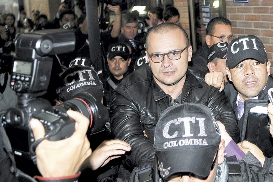 El hacker Andrés Sepúlveda, el día de su captura, fuertemente custodiado por las autoridades cuando era trasladado a una audiencia pública.