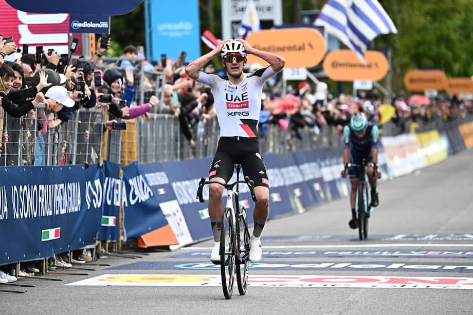 El ciclista español Igor Arrieta del UAE Team Emirates XRG celebra su sufrida victoria en la quinta etapa del Giro de Italia 2026.