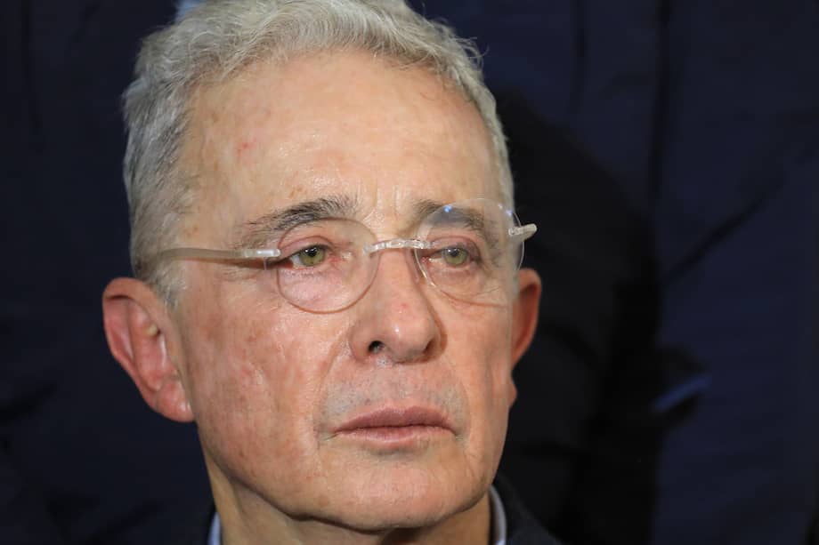 La Sala Penal del Tribunal Superior de Bogotá encontró que el expresidente Uribe es inocente de los delitos de fraude procesal y soborno en actuación penal, por los que había sido condenado.