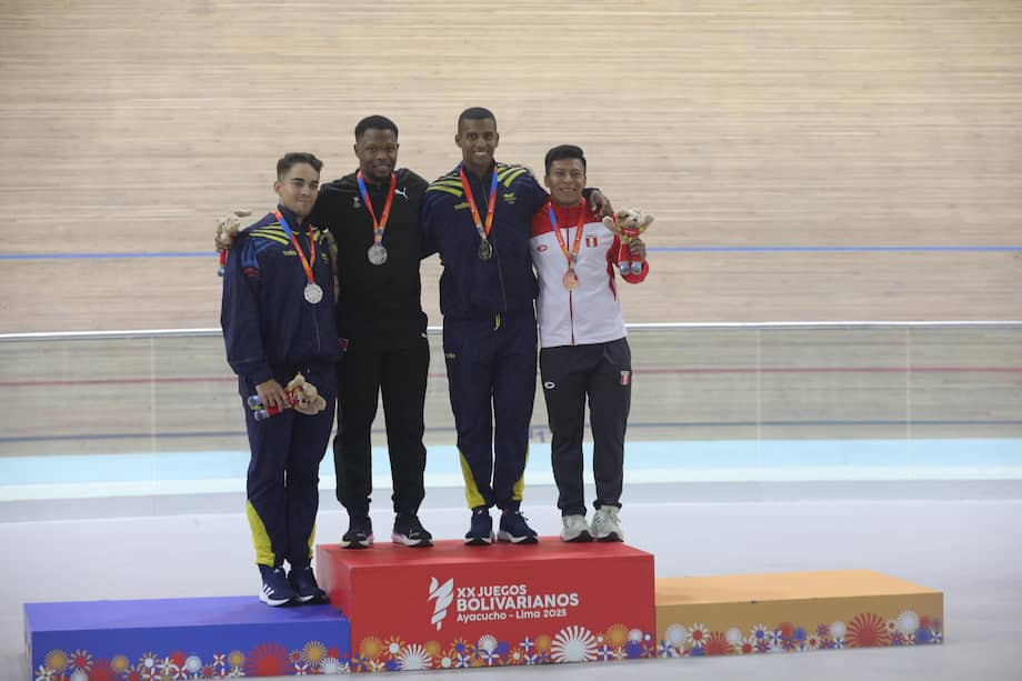 Kevin Santiago Quintero, Cristian David Ortega Fontalvo de Colombia, Nicholas Lee Paul de Trinidad y Tobago y Francis Cachique de Perú en el podio de la prueba de Keirin de ciclismo de pista durante los Juegos Bolivarianos 2025.