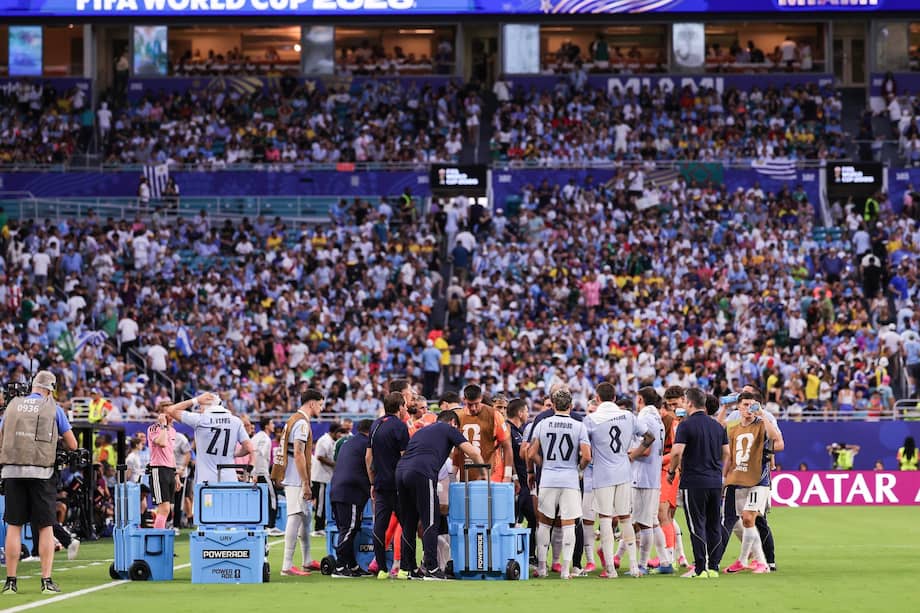 Uruguay tomando una de las pausas de hidratación en el partido por el grupo H de la Copa Mundial de la FIFA 2026 contra Arabia Saudita en el Hard Rock Stadium de Miami.