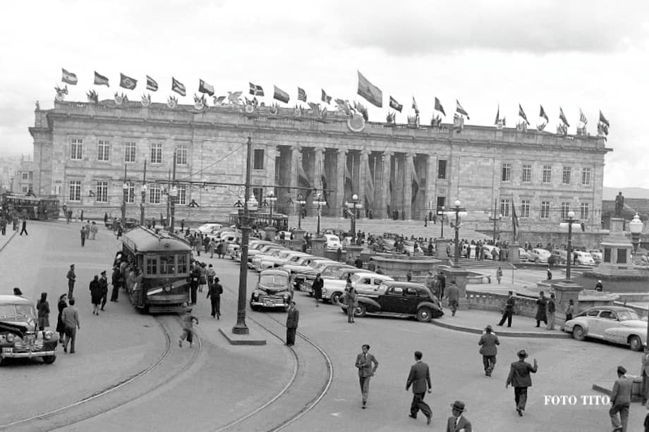 Imagen de la Plaza de Bolívar durante la Conferencia Panamericana en abril del 48. / Fotografía Tito J. Celis