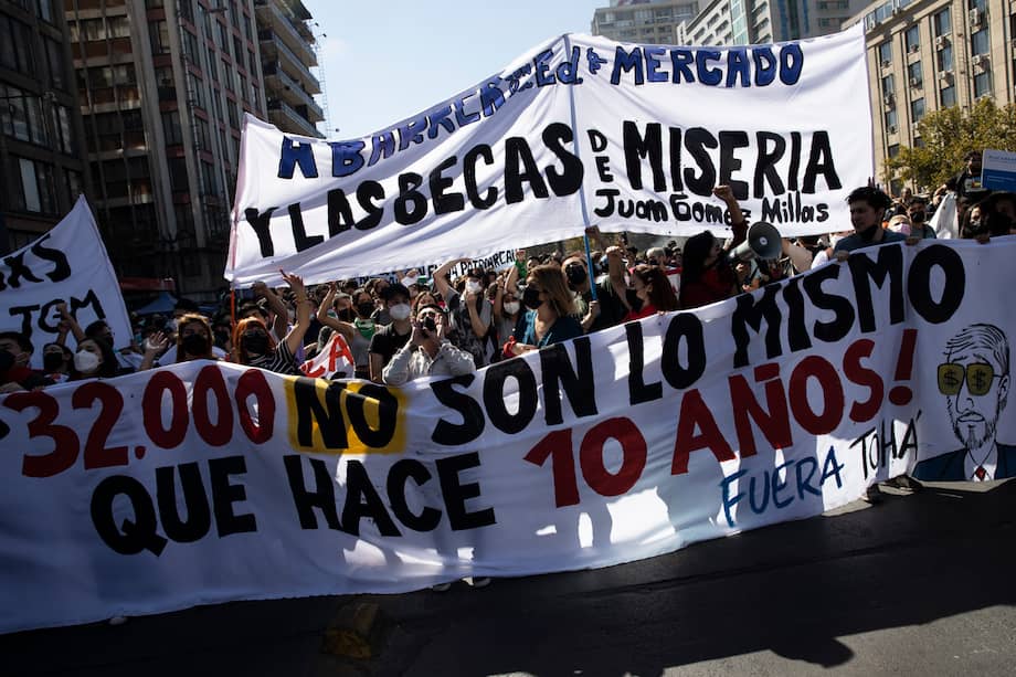 Jóvenes estudiantes marchando en Santiago de Chile en la primera manifestación universitaria celebrada desde que asumió la presidencia Gabriel Boric.