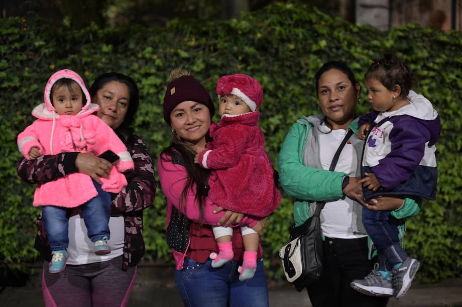 Emilse, Yohana y Nancy, algunas de las mujeres excombatientes que viajaron desde Tolima a ver el documental. / Fotos: Mauricio Alvarado - El Espectador.