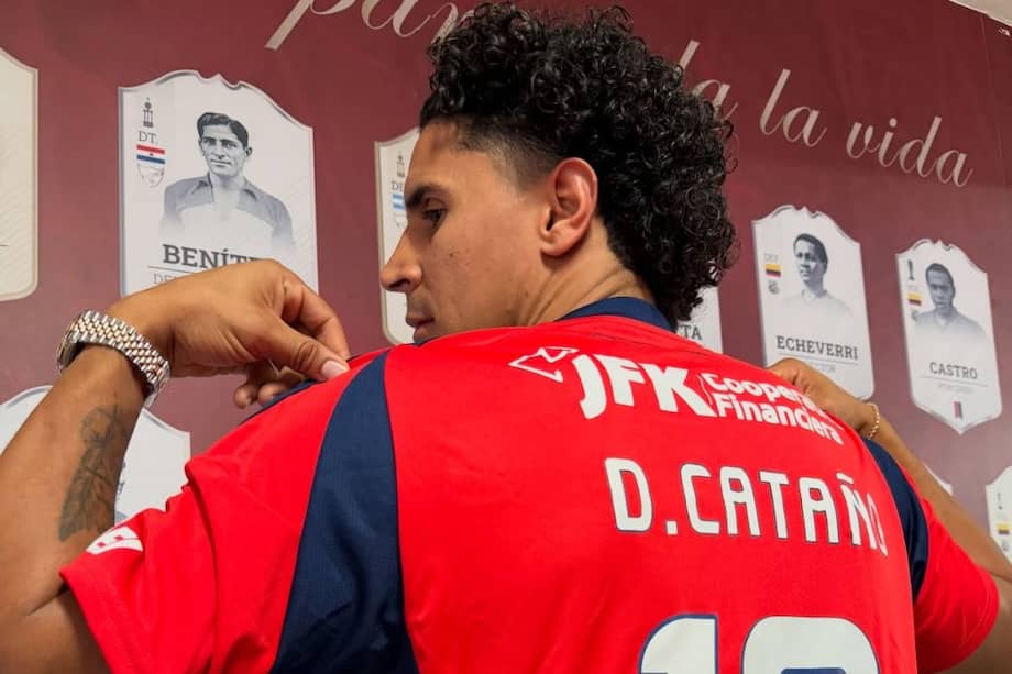 Daniel Cataño posa con la camiseta de Independiente Medellín.