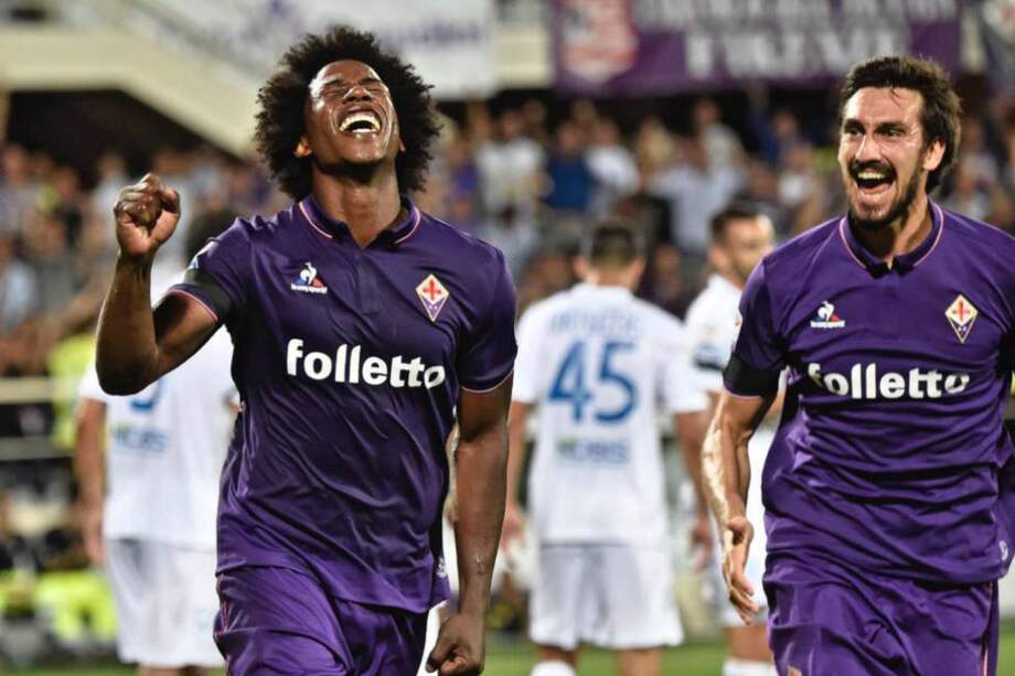Carlos Sánchez durante su paso por la Fiorenteina. Celebra un gol junto con Davide Astori. / EFE