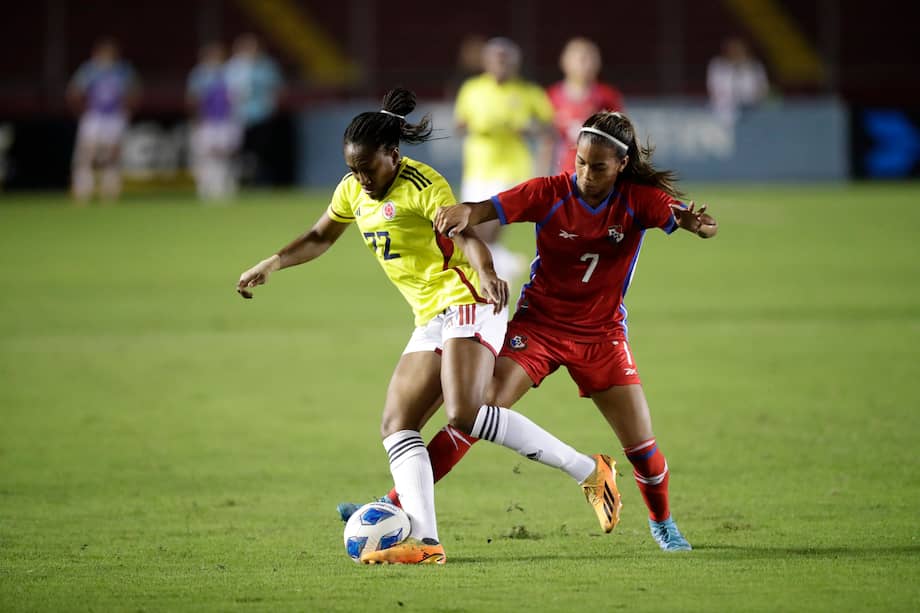 Daniela Caracas (izq.) de Colombia disputa el balón con Emily Cedeño de Panamá, durante un partido amistoso entre las selecciones femeninas de Panamá y Colombia, en el estadio Rommel Fernández en Ciudad de Panamá (Panamá).