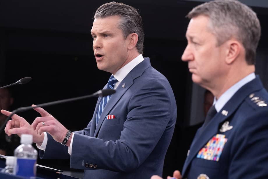 El secretario de Defensa de Estados Unidos, Pete Hegseth, habla en una conferencia de prensa desde el Pentágono, en compañía del presidente del Estado Mayor Conjunto, el general Dan Caine.