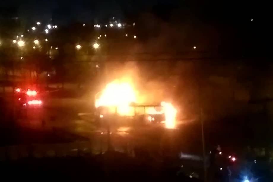 Las autoridades ya apagaron la conflagración. El paso por la zona está restringido debido a enfrentamientos con manifestantes.