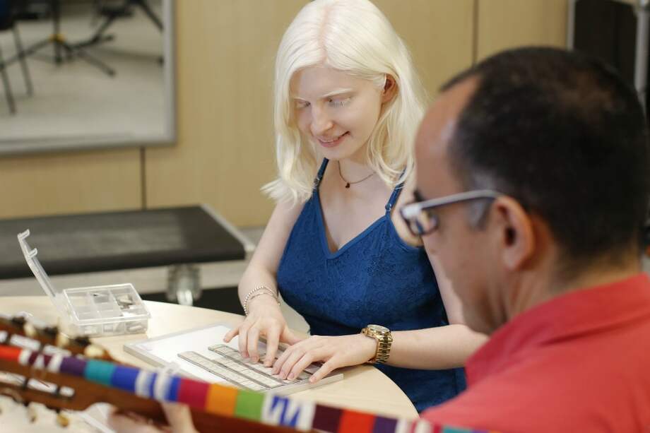 María Laura Ávila, estudiante de tercer semestre de Música, utiliza el sistema del profesor Julián Navarro para estudiar sus clases. / Cortesia Uninorte
