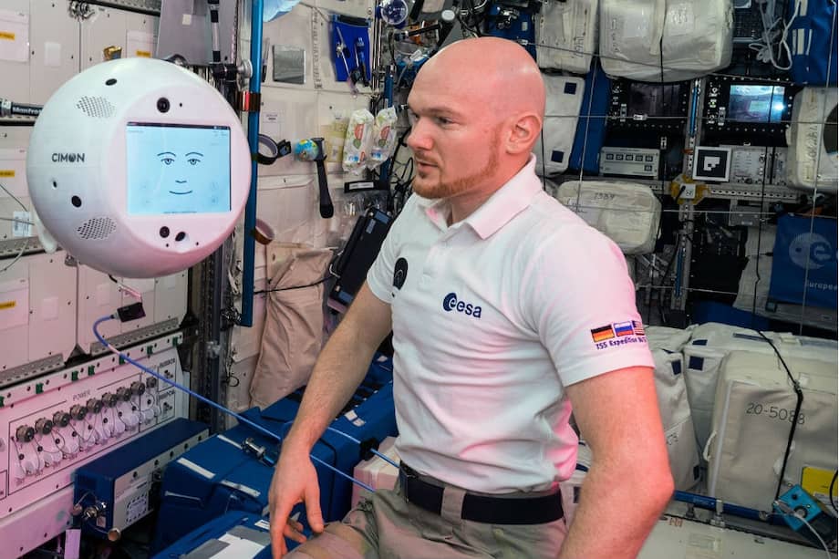 CIMON y el astronauta alemán de la ESA Alexander Gerst en su primer día de trabajo conjunto. / Airbus