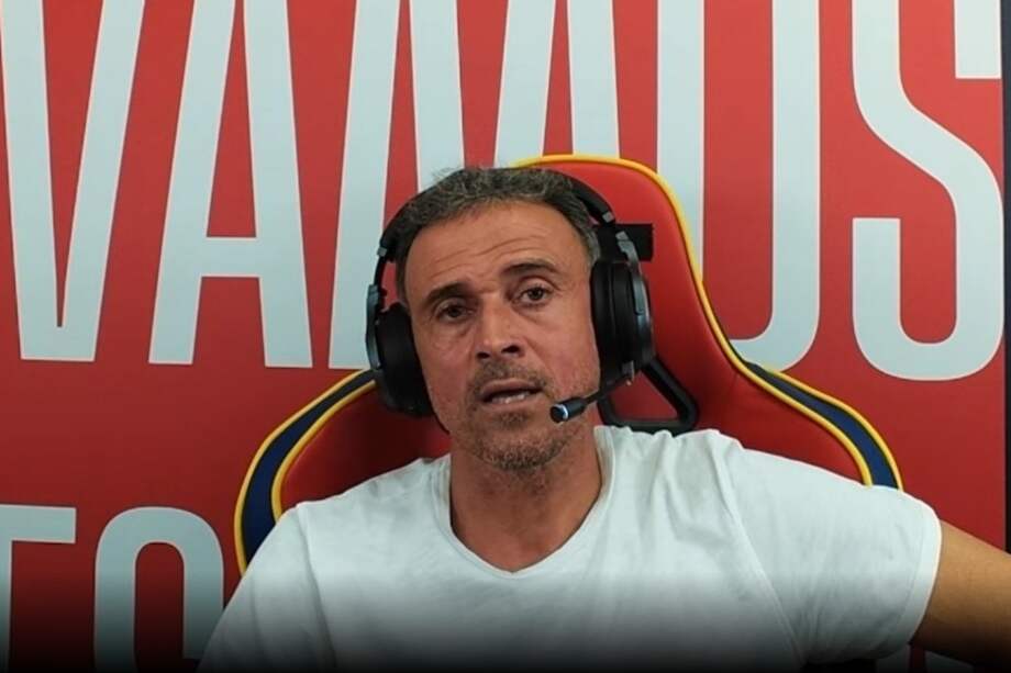 Luis Enrique, seleccionador español, en su primera transmisión en Twitch, apoyado técnicamente por el equipo de comunicaciones de la selección de su país. // Luisenrique21
