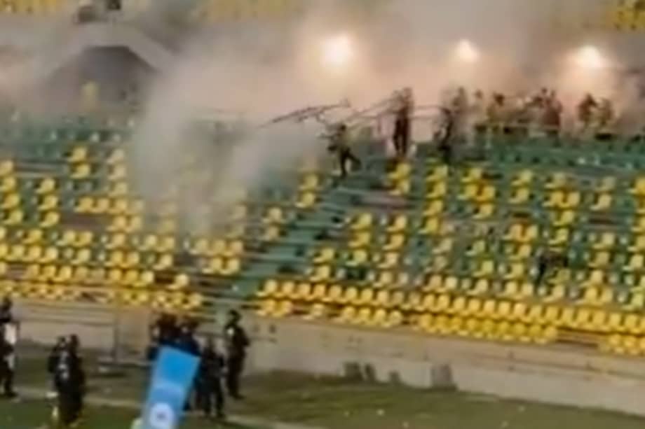 Hinchas de Real Cartagena se enfrentan con el ESMAD.