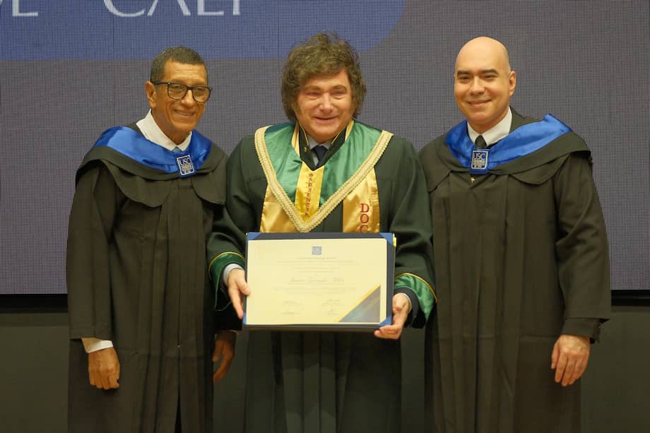 El presidente de Argentina, Javier Milei (c), posando junto al rector de la Universidad Santiago de Cali, Carlos Andrés Pérez (d).