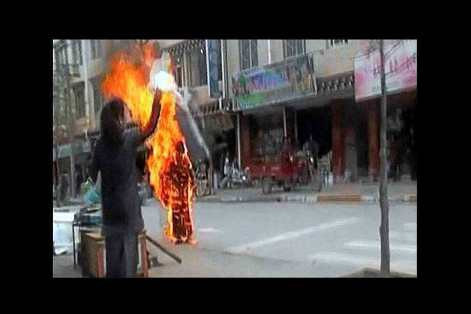 Foto de archivo que muestra a una mujer quemándose a lo bonzo.