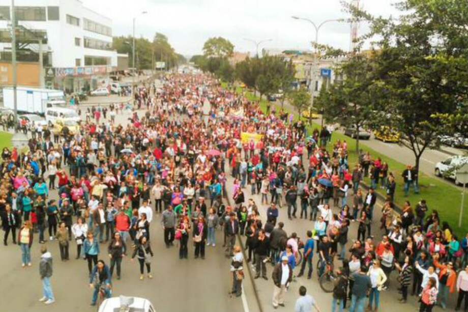 Paro de maestros en Bogotá / @CAMILO_H