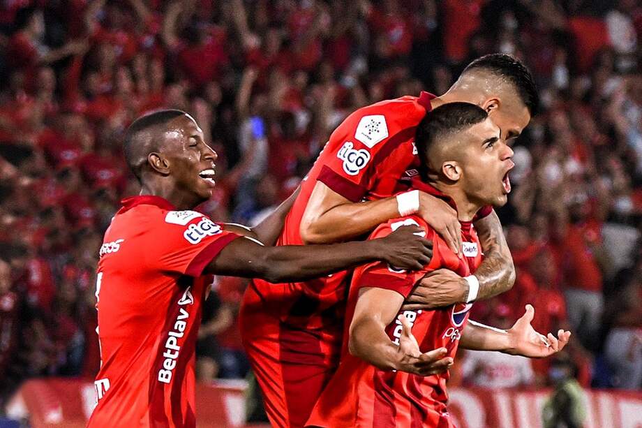 Carlos Sierra (der.) anotó doblete en la victoria de América.