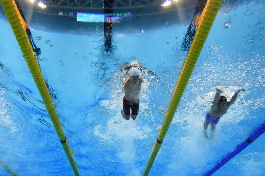 Lichao Wang, de China, y Nelson Crispín Corzo, de Colombia, en la prueba de natación de los Juegos Paralímpicos. / AFP
