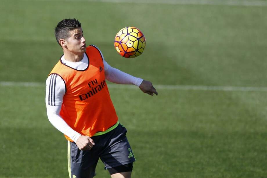 james Rodríguez en una de las prácticas del Real Madrid previo al partido contra el PSG por Champions. Foto: EFE