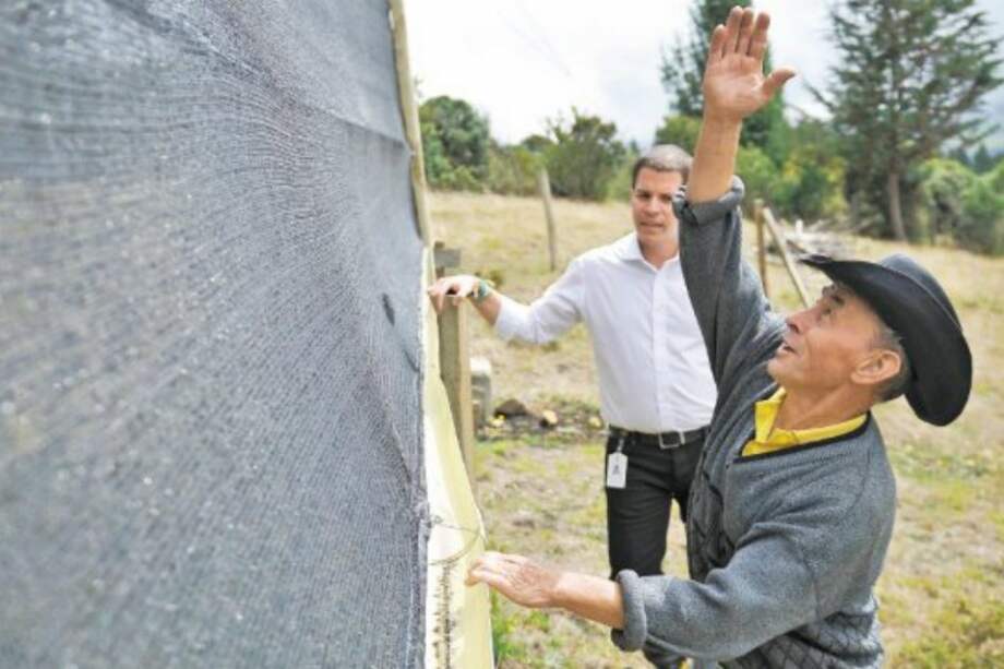 El agua producto de la condensación de la neblina baja por una canal de 4 pulgadas, que lleva el líquido hasta unos tanques de almacenamiento / Gustavo Torrijos - El Espectador.