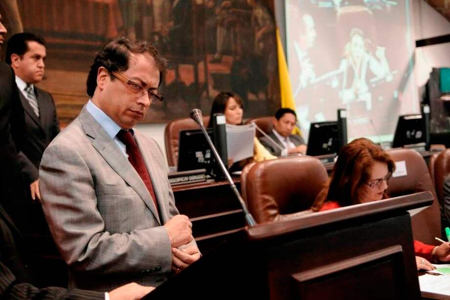 'Grafólogos que verificaron firmas para revocatoria son los mismos del fraude en Valle': Petro