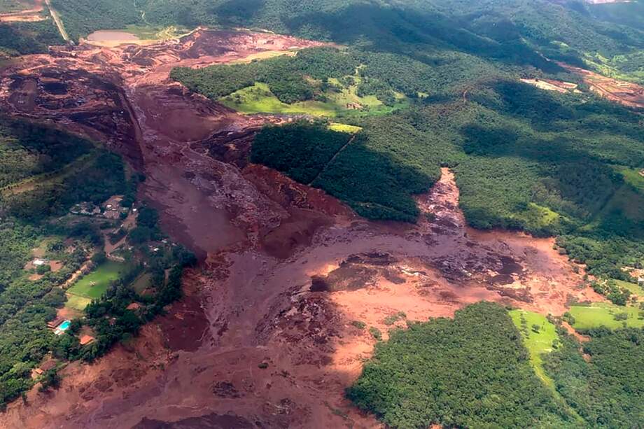 Un dique de contención de residuos de la minera Vale cedió este viernes en el estado de Minas Gerais (sudeste). / AFP