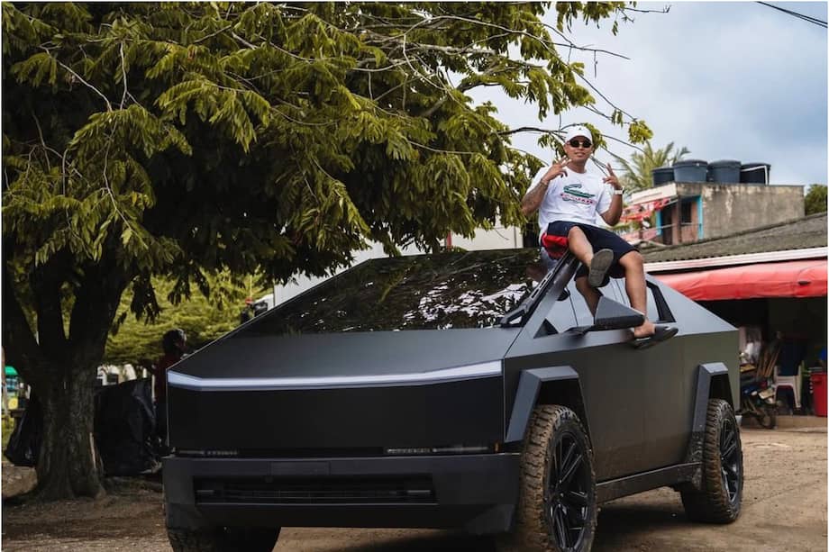 Javier Arias, conocido como Javier Arias Stunt fue capturado en Necoclí, en el operativo las autoridades incautaron armas de fuego, cartuchos y dinero en efectivo.