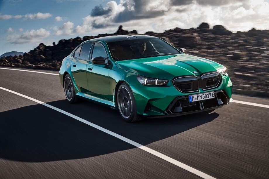 El nuevo BMW M5 incorpora una versión específica del sistema M HYBRID, que proporciona una potencia máxima de 535 kW (727 CV) y un par máximo de 1.000 Nm. Según el ciclo WLTP, el consumo de energía combinado es de 1,7 – 1,6 l/100 km y 25,5 – 25,0 kWh/100 km, con emisiones de CO2 de 39 – 37 g/km. Con la batería descargada, el consumo de combustible es de 10,3 – 10,2 l/100 km.