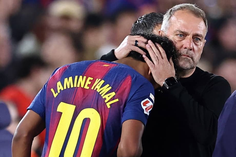 Hansi Flick consuela a Lamine Yamal.