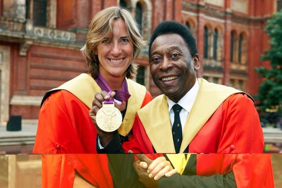 Pelé junto a Katerine Grainge, medallista olímpica de remo. Foto: EFE