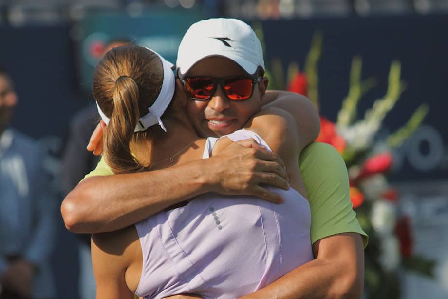 Carlos Esteban Martínez abarazando a Nicole Melichar.