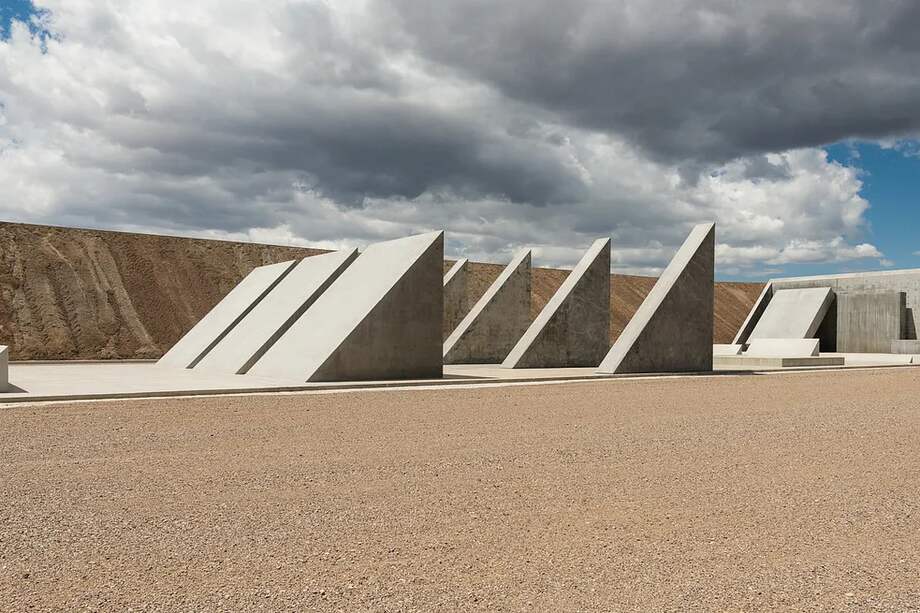 Sección , "45°, 90°, 180°, de 'City' (1970–2022), escultura de Michael Heizer.