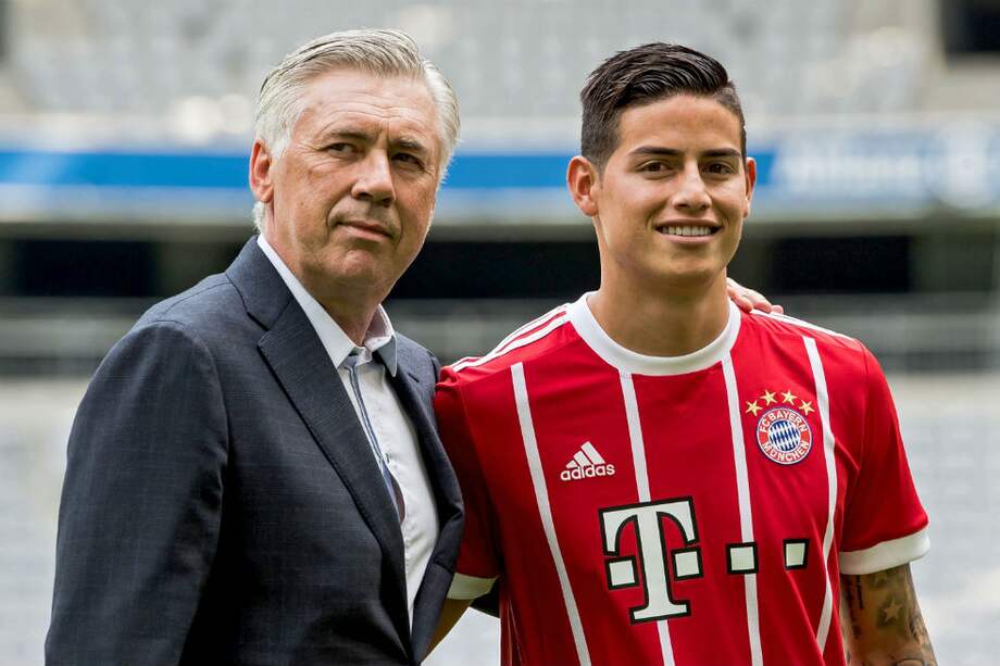 El colombiano James Rodríguez en compañía del entrenador italiano del Bayern de Munich, Carlo Ancelotti. /Archivo EFE