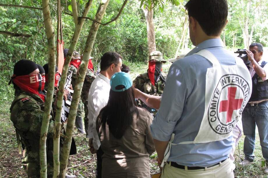 El Eln liberó a cuatro uniformados y dos civiles que se encontraban secuestrados desde hace un mes. / Archivo-El Espectador